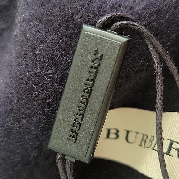 New! Burberry Giant Check Cashmere Scarf Navy Check NWT Gift Box - Picture 8 of 8